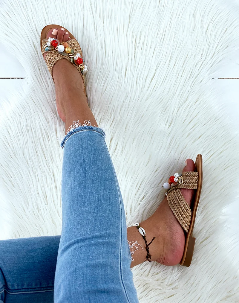 Mules camel à double brides entrecroisées ornées de bijoux