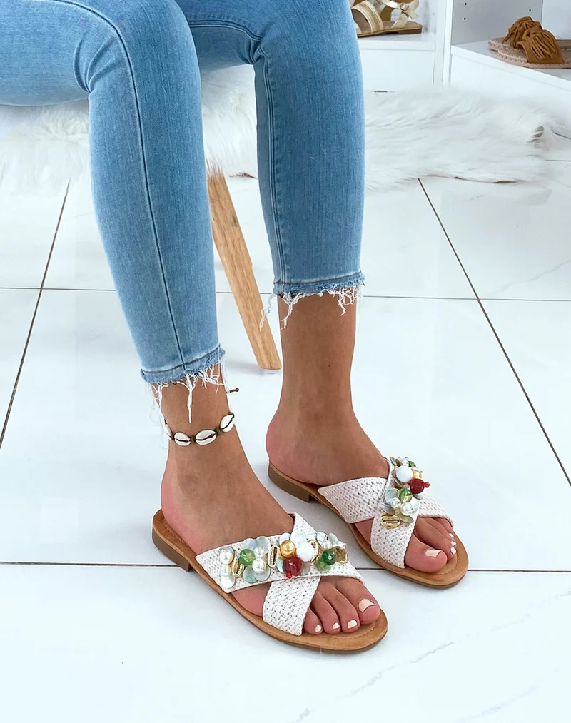 Mules beiges à double brides entrecroisées ornées de bijoux