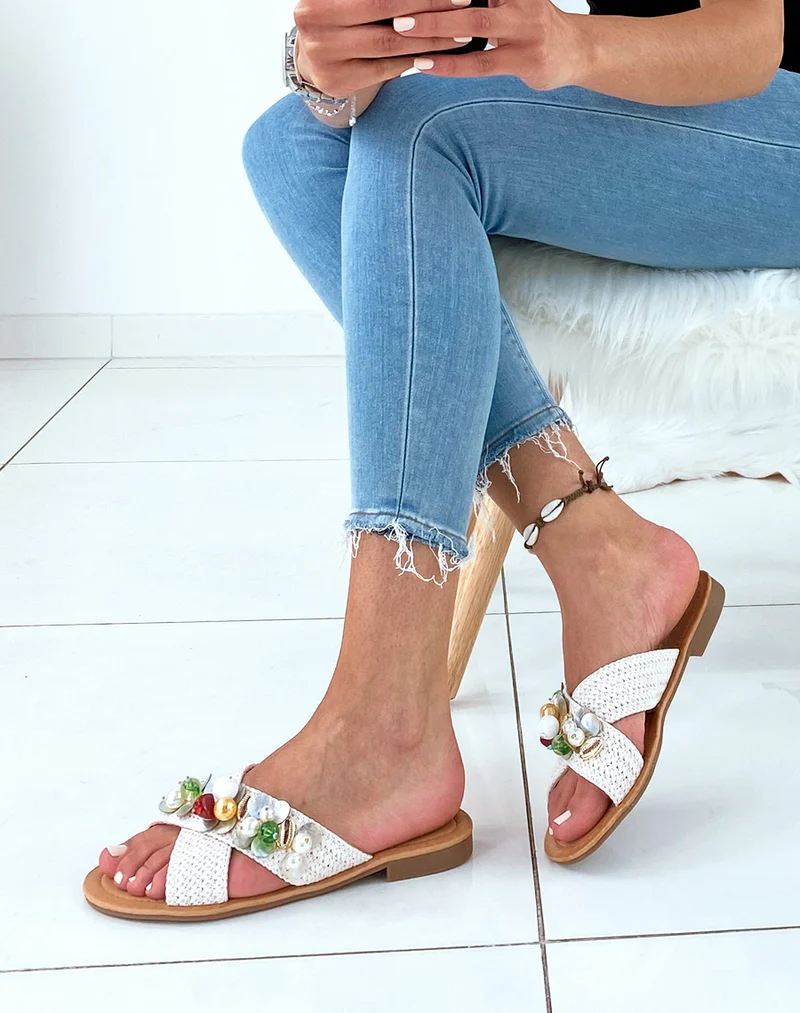 Mules beiges à double brides entrecroisées ornées de bijoux