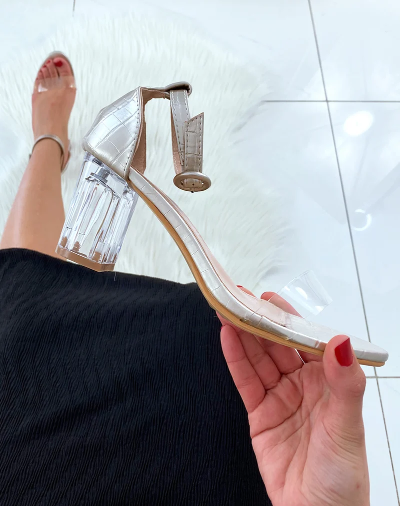 Sandales dorées à talons et brides transparentes