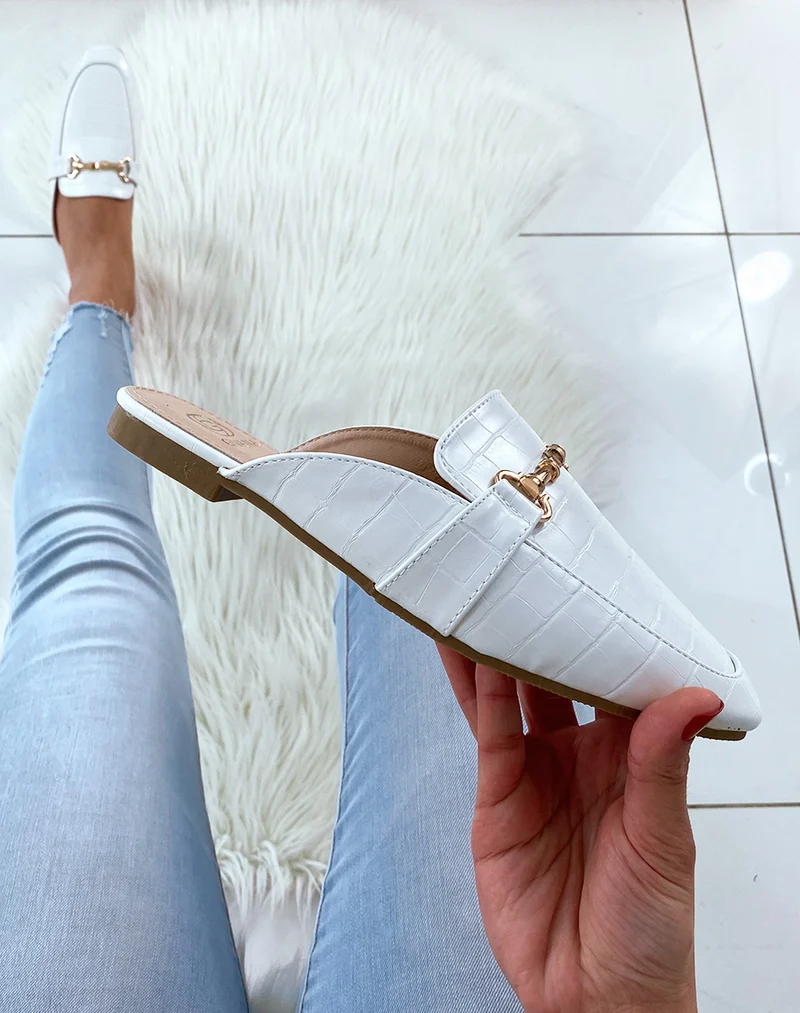 Mules styles mocassins blanches croco à brides