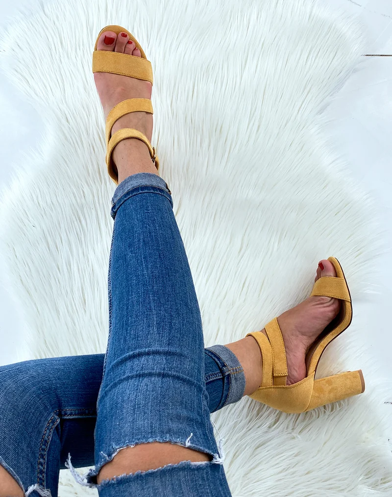 Sandales en suédine jaunes à multiples brides et à talons carrés