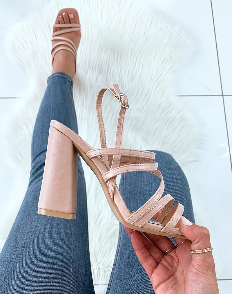Sandales roses nude à multiples lanières et à talons carrés