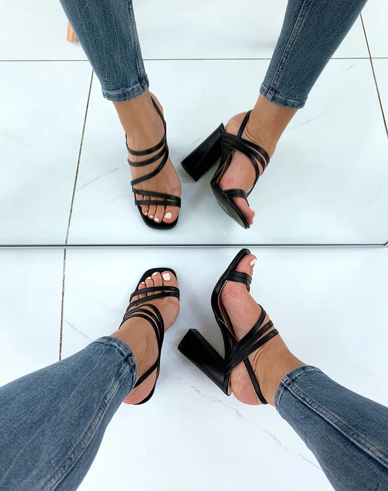 Sandales noires à multiples lanières et à talons carrés