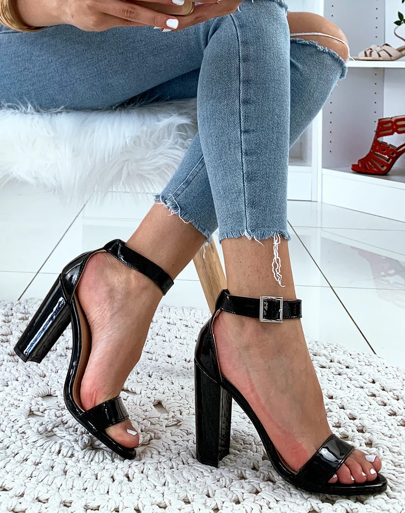 Sandales noires vernis à talon carré