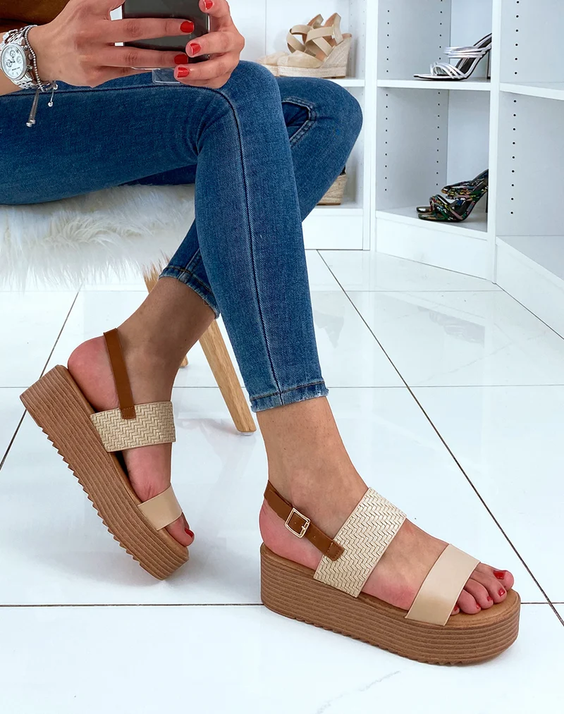 Nu-pieds compensés beiges et camel