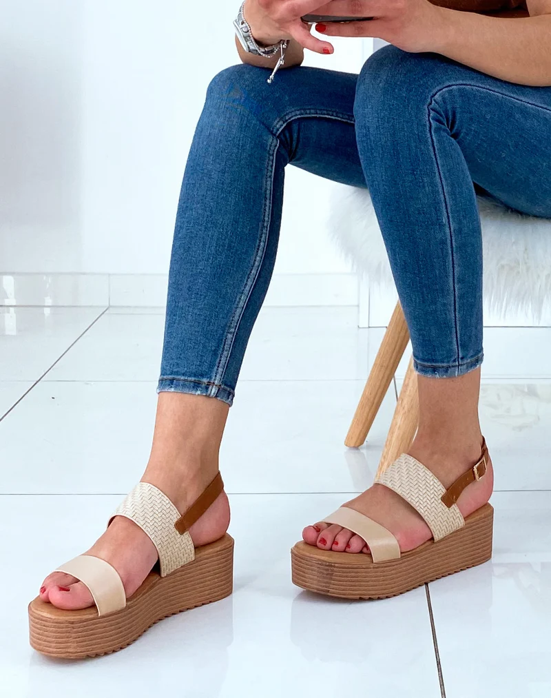 Nu-pieds compensés beiges et camel