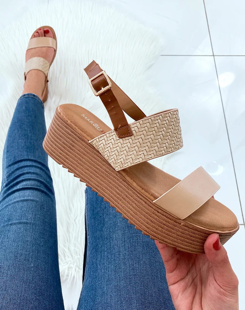 Nu-pieds compensés beiges et camel