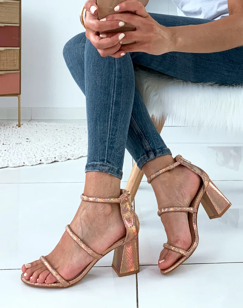 Sandales roses gold effet python à multiples lanières et à talons carrés
