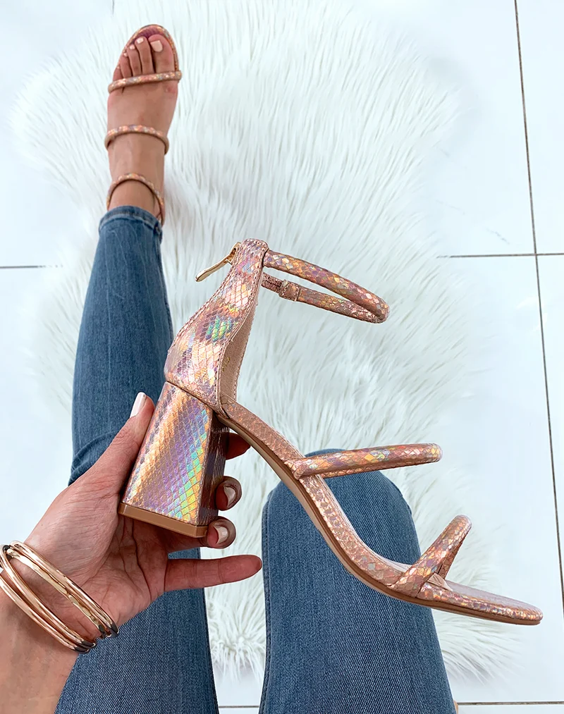 Sandales roses gold effet python à multiples lanières et à talons carrés