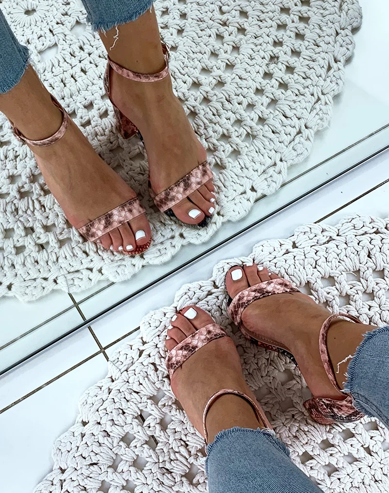 Sandales à talons effet python roses et noires