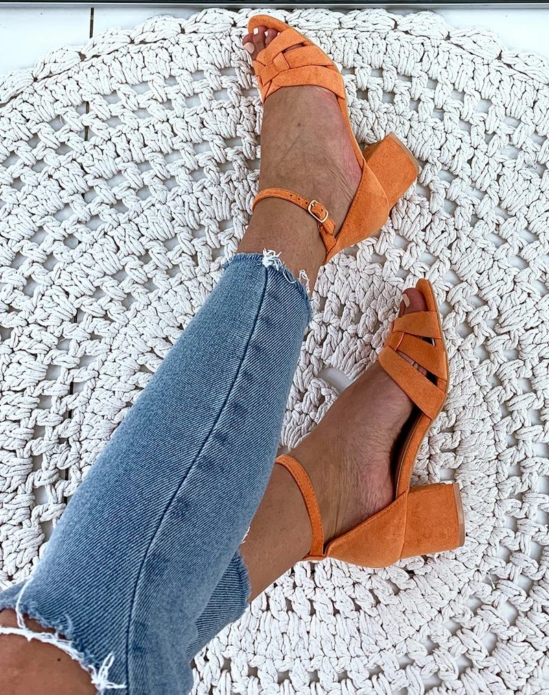 Sandales en suédine oranges à petits talons carrés et larges brides fantaisies