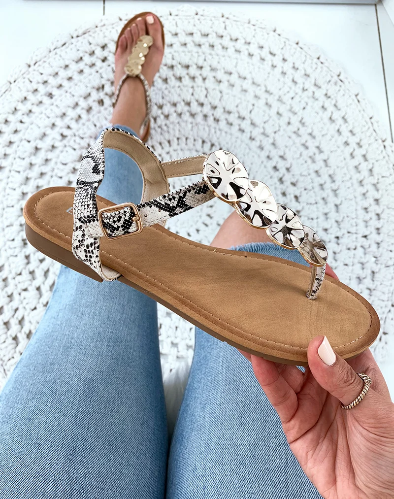Nu-pieds beiges effet peau de serpent à bijoux dorée