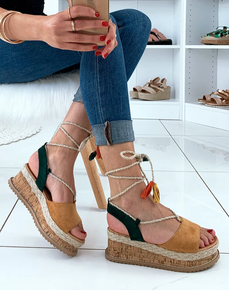 Espadrilles compensées camel en suédine avec lacets corde cheville à pompon