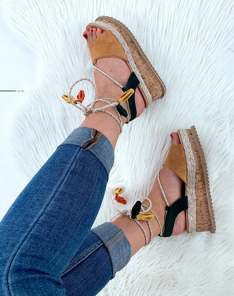 Espadrilles compensées camel en suédine avec lacets corde cheville à pompon