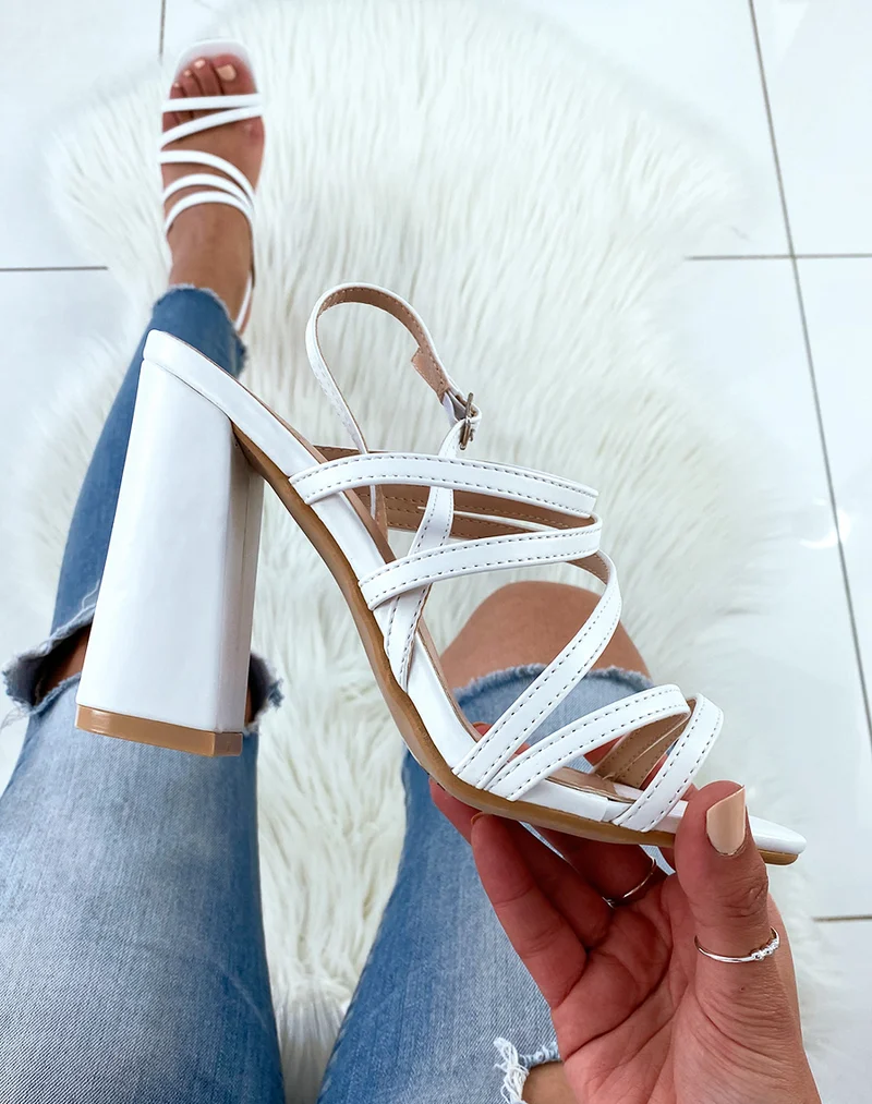 Sandales blanches à brides fines et talon carré