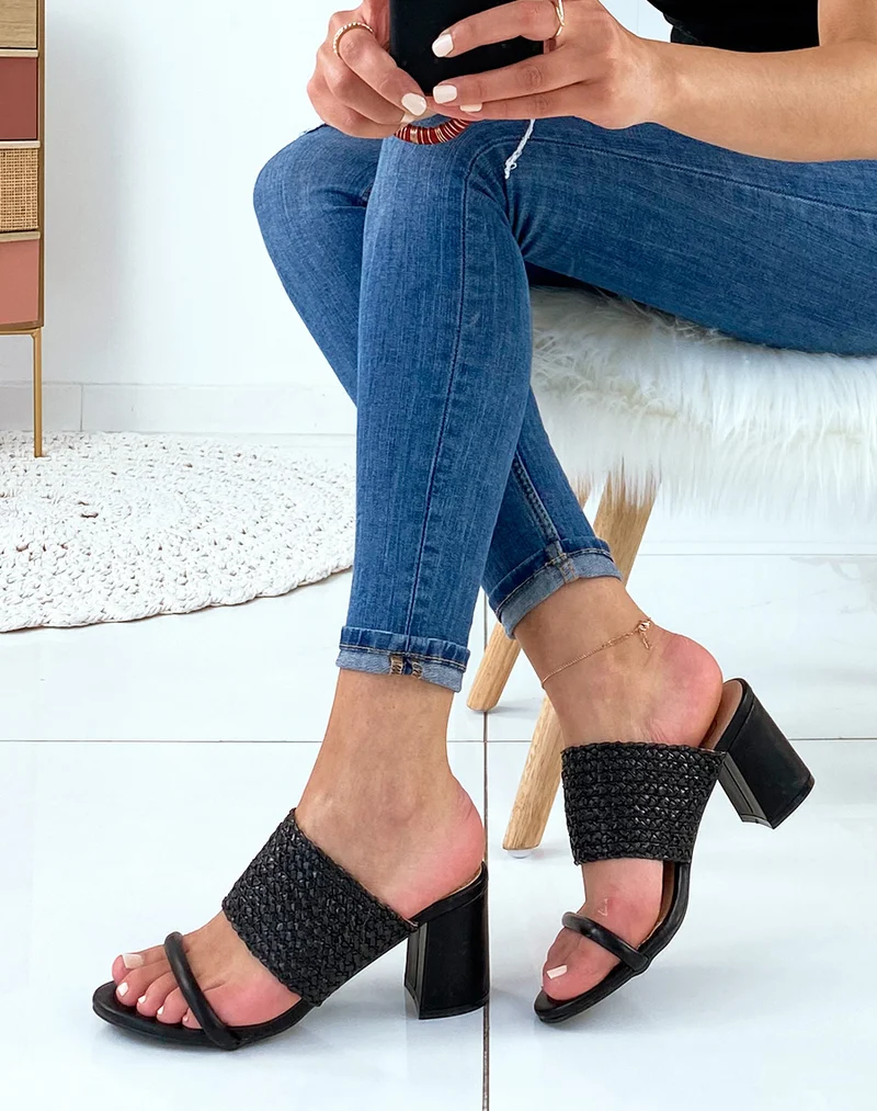 Sandales en similicuir noires à talons et à double brides