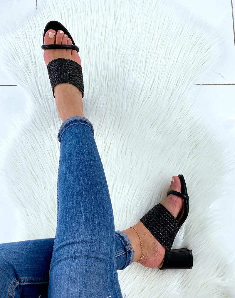 Sandales en similicuir noires à talons et à double brides