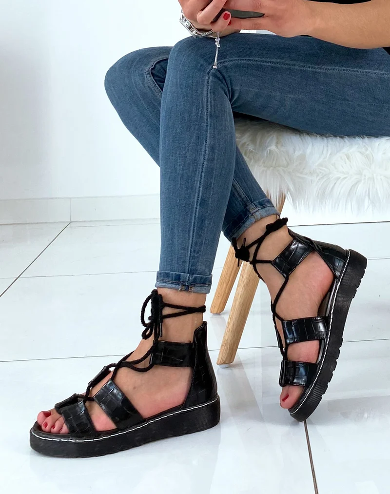 Sandales plates noires avec lacets chevilles