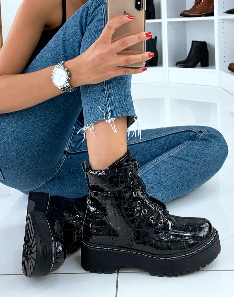 Bottines montantes vernies noires effet croco