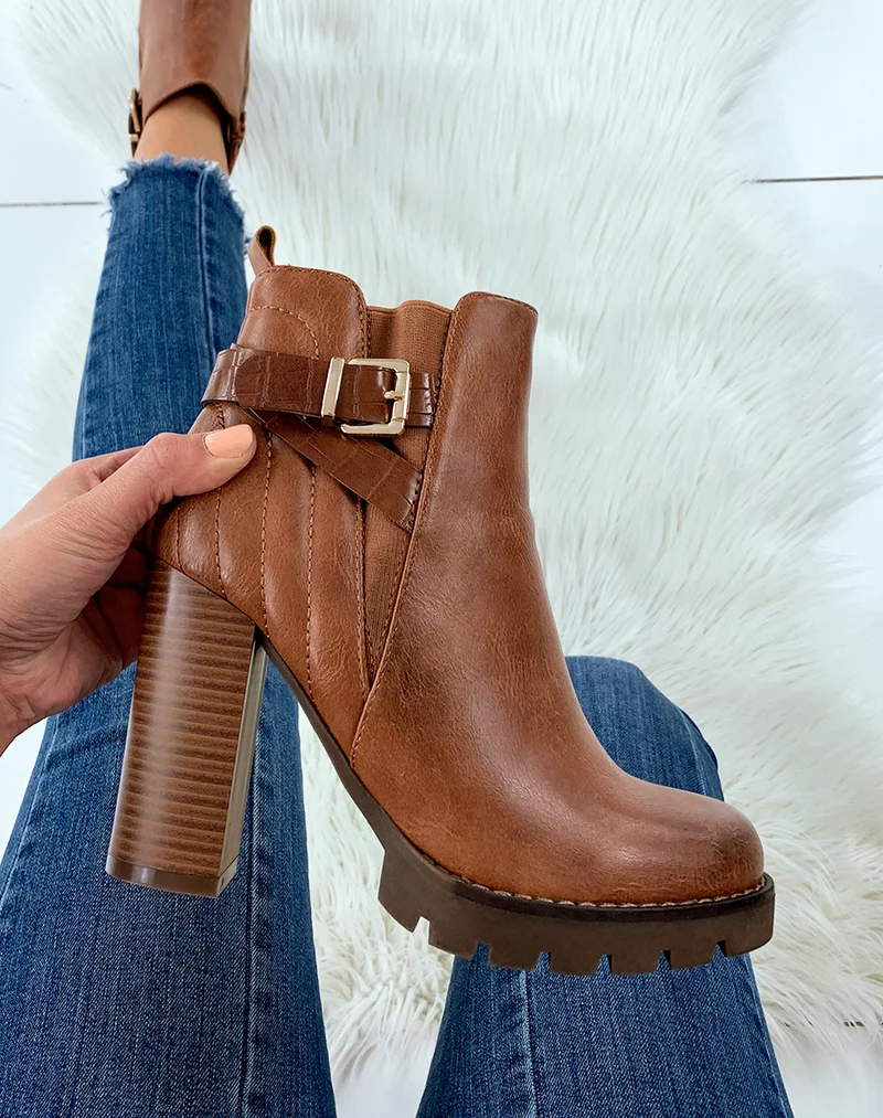 Bottines à talon camel à lanière