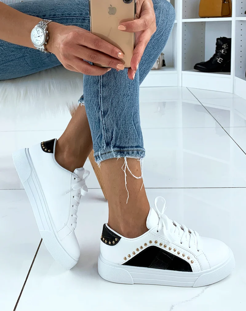 Baskets cloutées blanches et noires effet croco