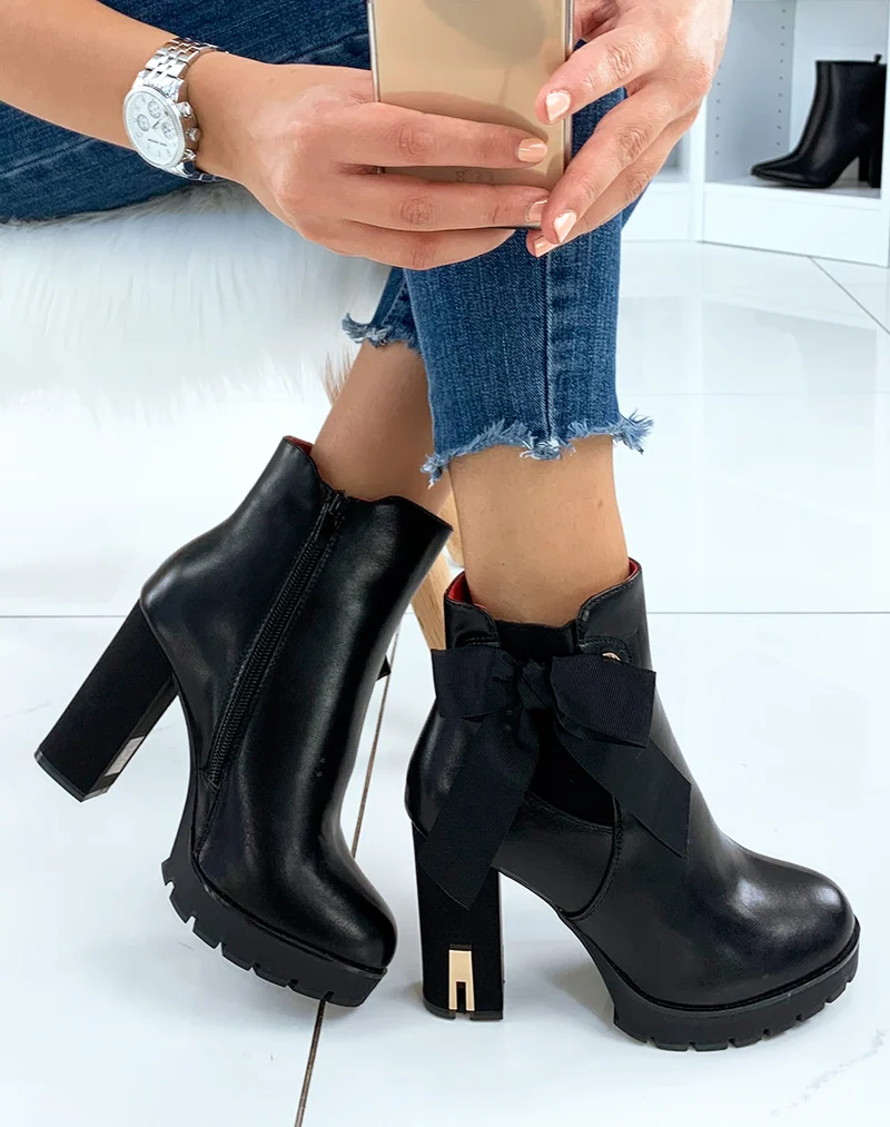 Bottines à talon noires ornées d’un noeud