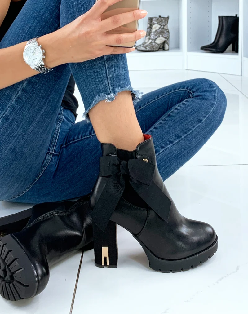 Bottines à talon noires ornées d’un noeud