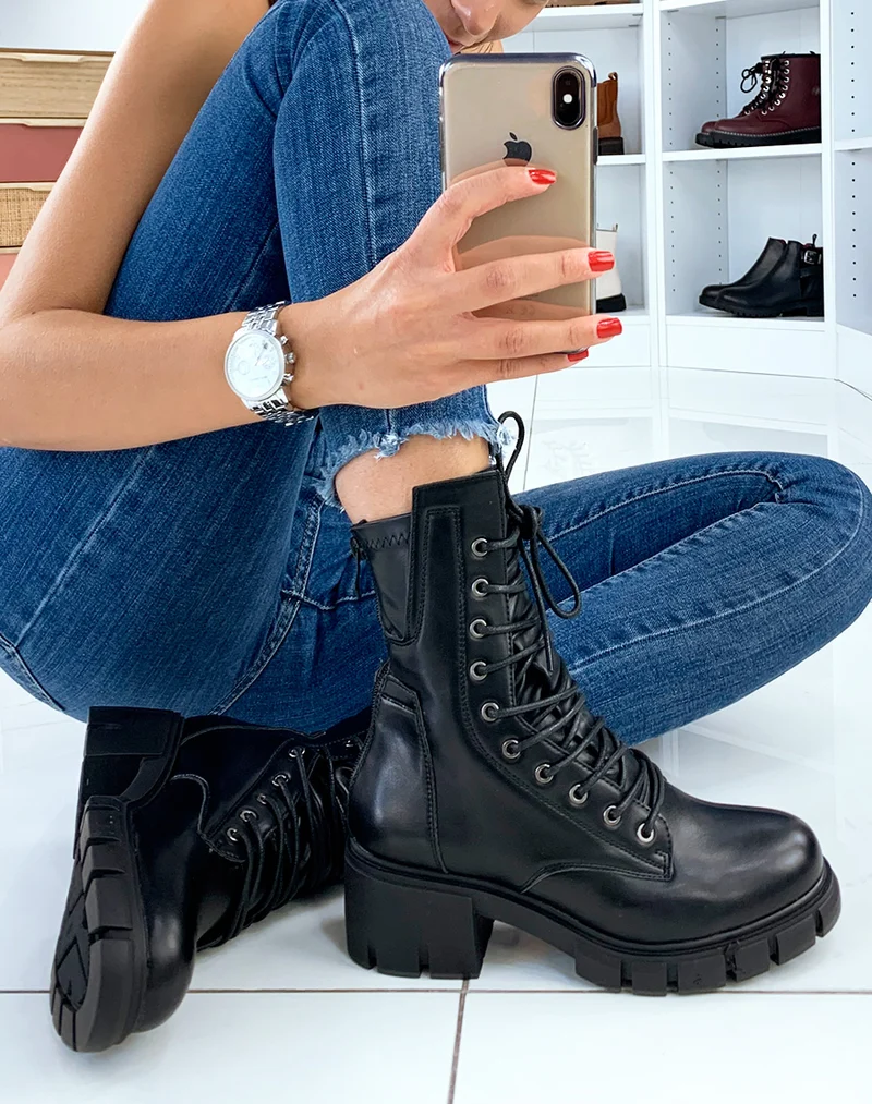 Bottines noires à lacets et à semelle épaisse