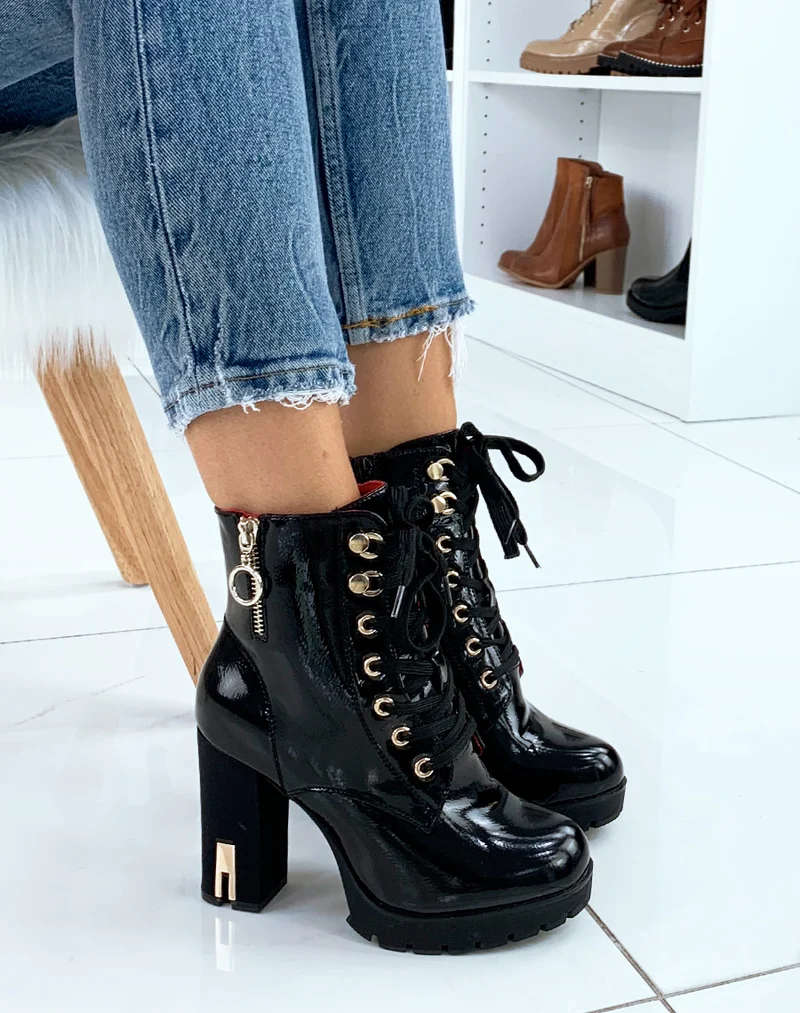 Bottines vernies noires à œillets dorées