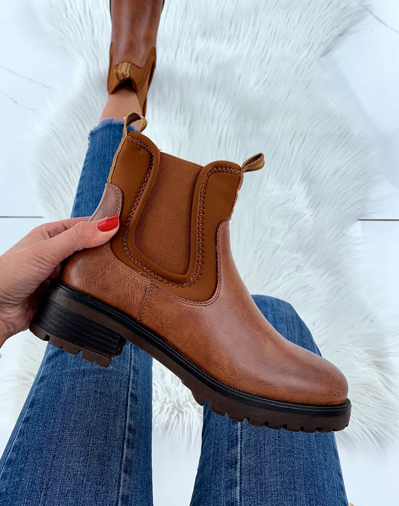 Bottines camel effet croco et languettes dorées
