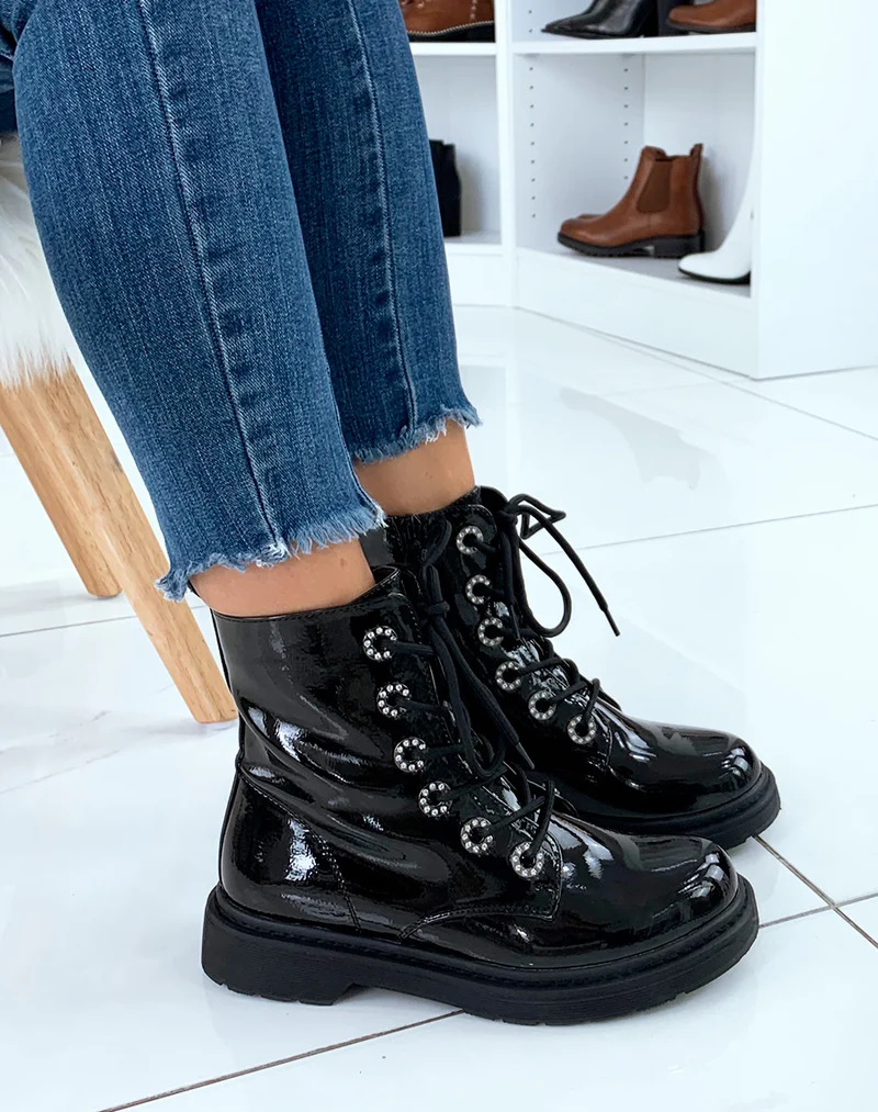 Bottines montantes vernies noires à œillets strass