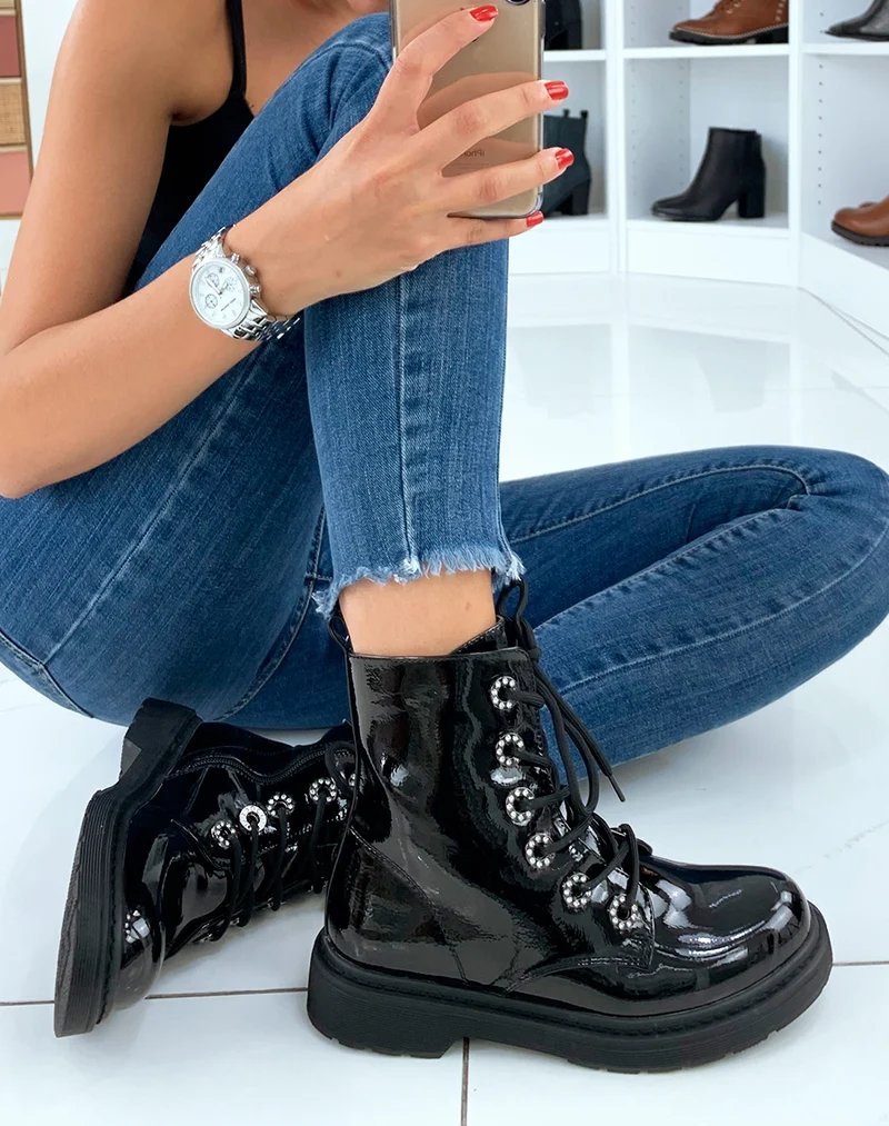 Bottines montantes vernies noires à œillets strass