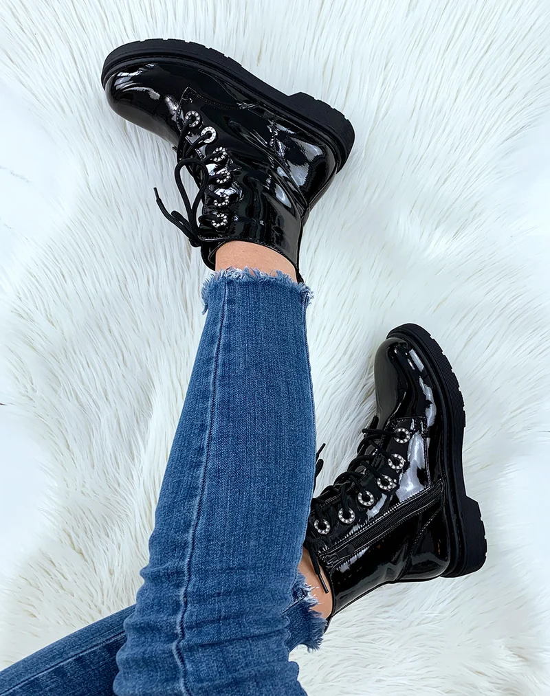Bottines montantes vernies noires à œillets strass