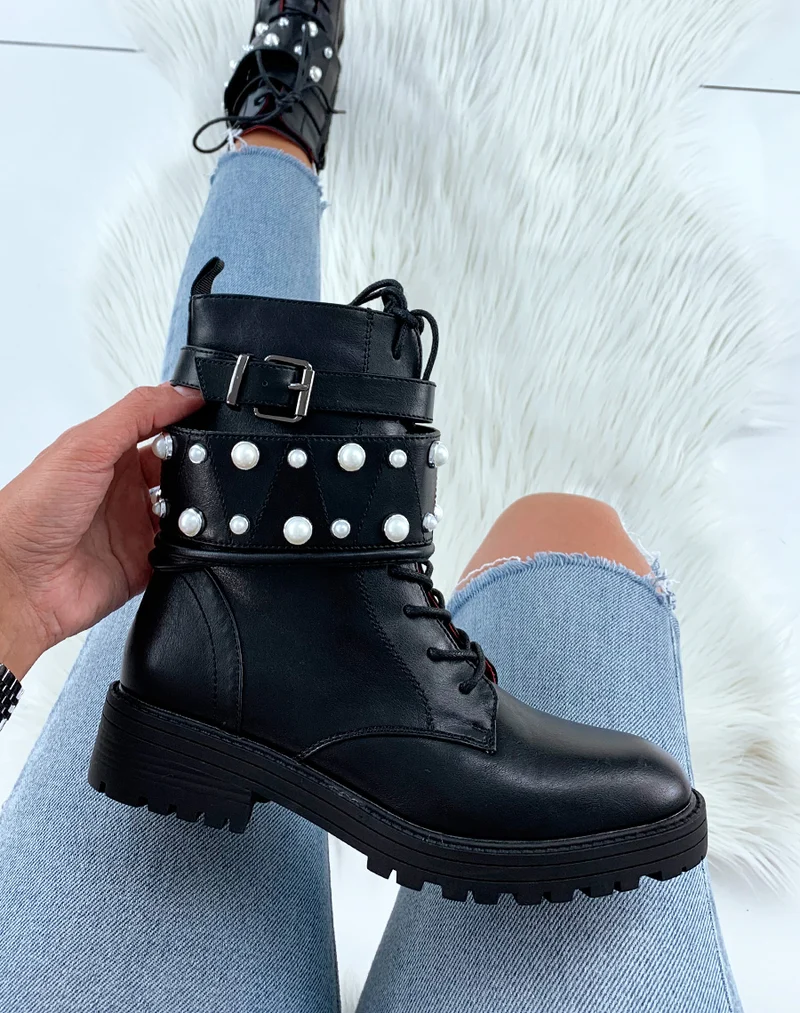 Bottines montantes en similicuir noires à lacets et larges brides ornées de perles