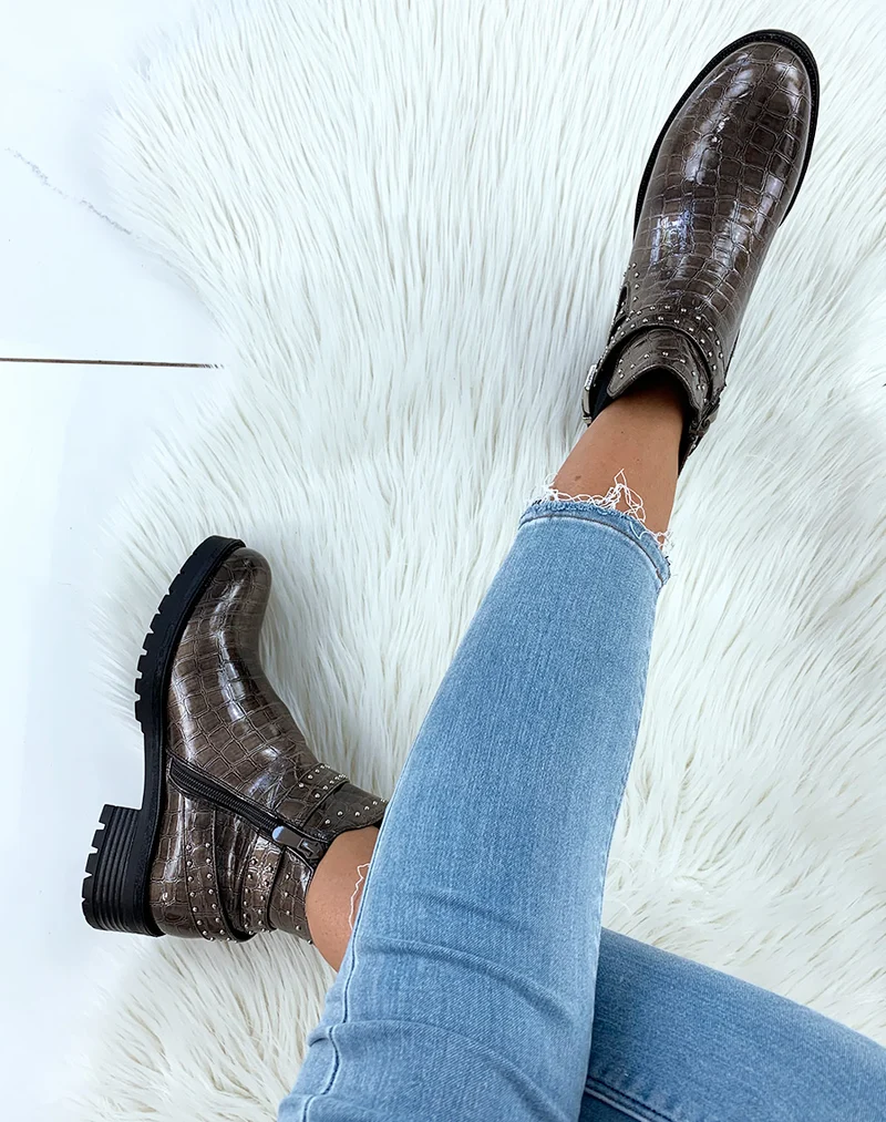 Bottines basses kaki effet croco à lanières ornées de clous argentés