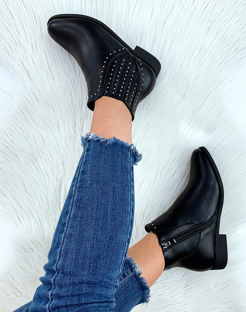 Bottines noires basses ornées de clous