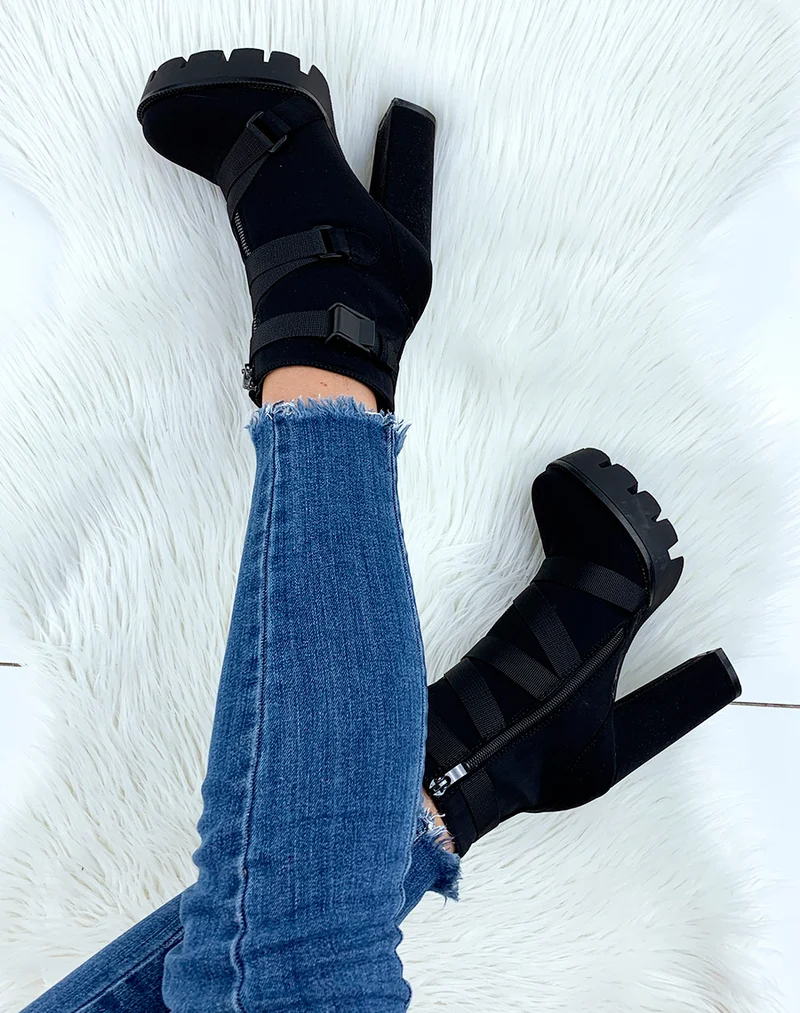 Bottines noires montantes à talons et à lanières multiples
