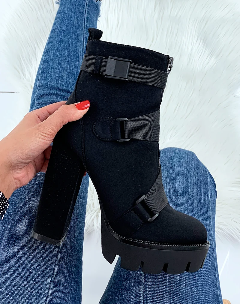 Bottines noires montantes à talons et à lanières multiples