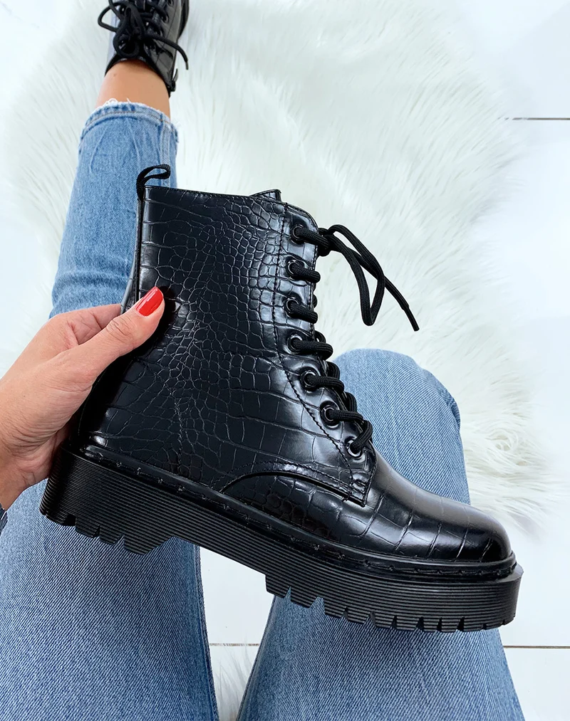 Bottines noires effet croco à gros lacets