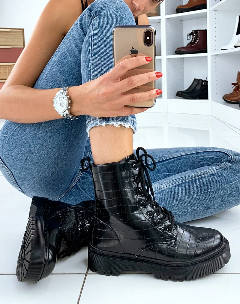 Bottines noires effet croco à gros lacets