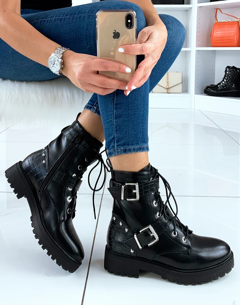 Bottines montantes noires à lanières et détails cloutés effet croco