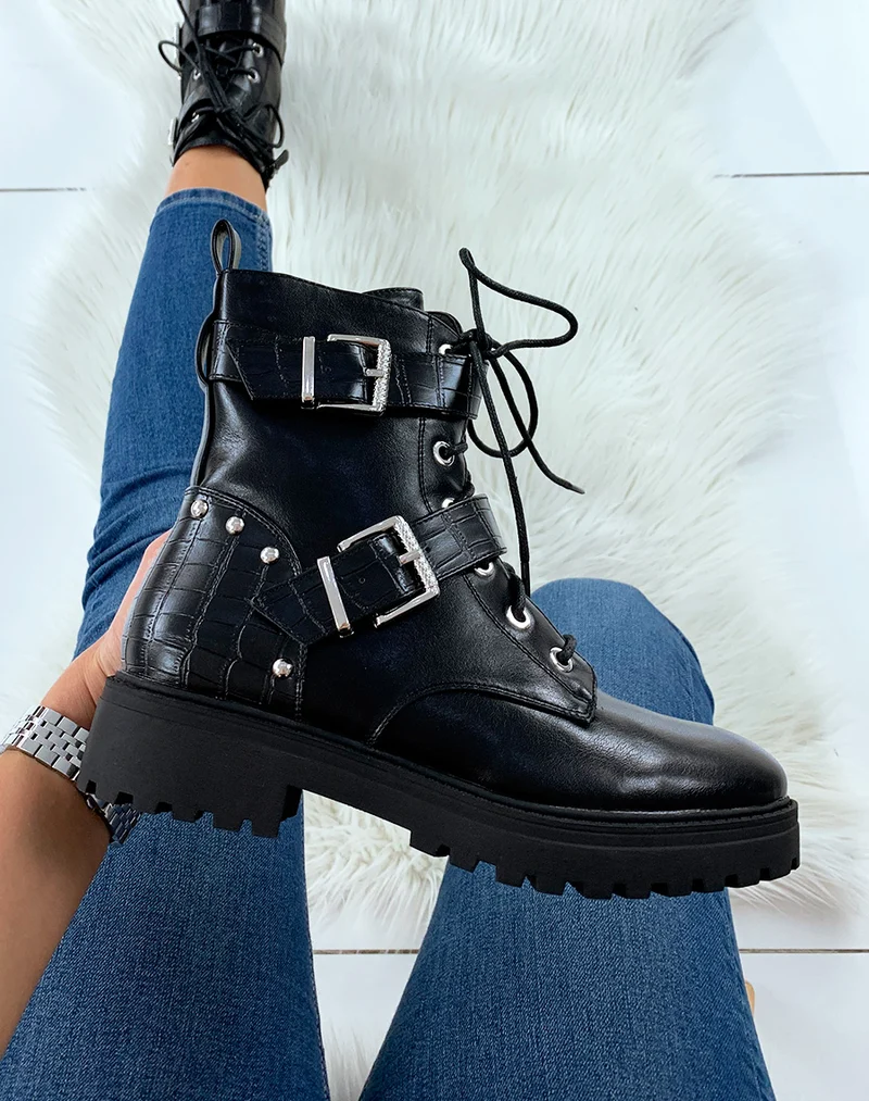 Bottines montantes noires à lanières et détails cloutés effet croco