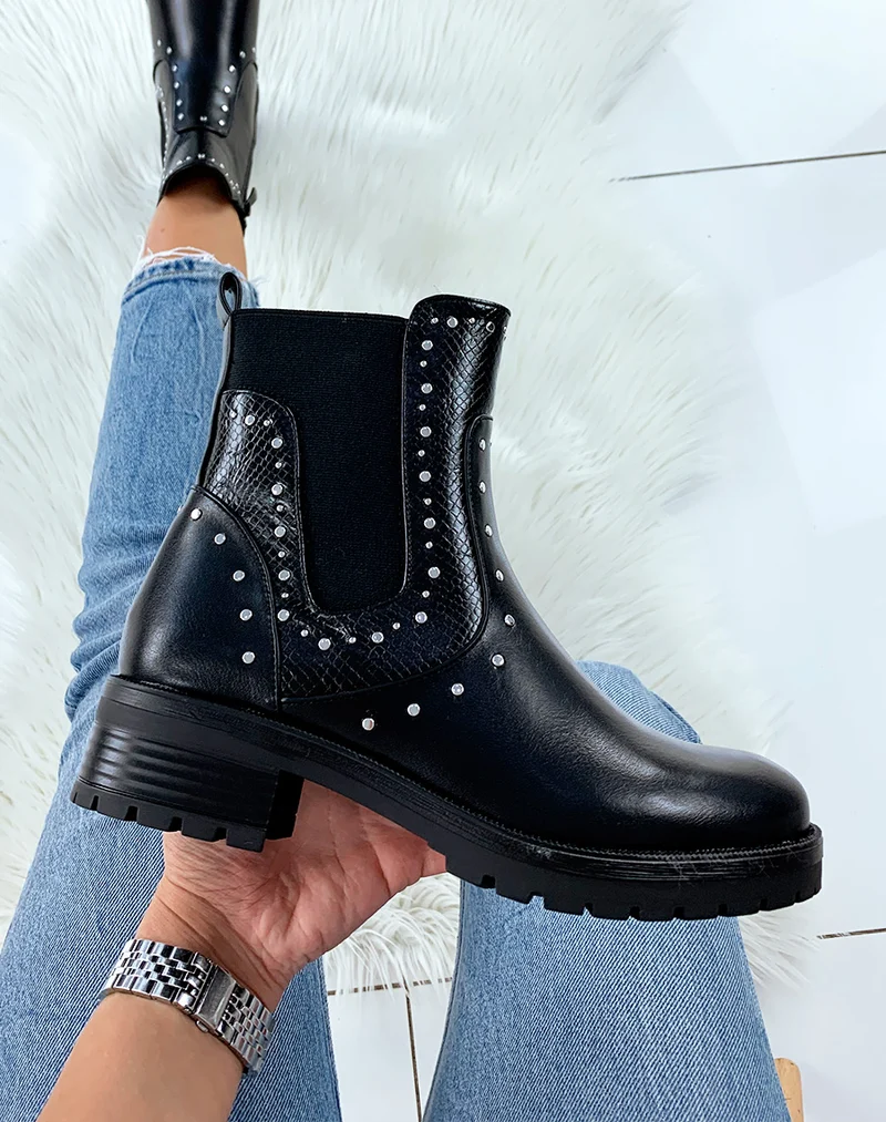 Bottines noires ornées de clous