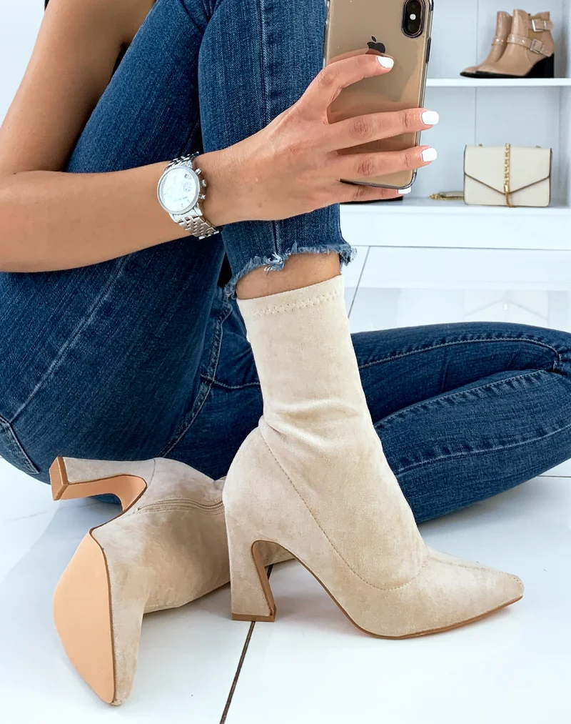 Bottines à talons en suédine beige à bout pointu