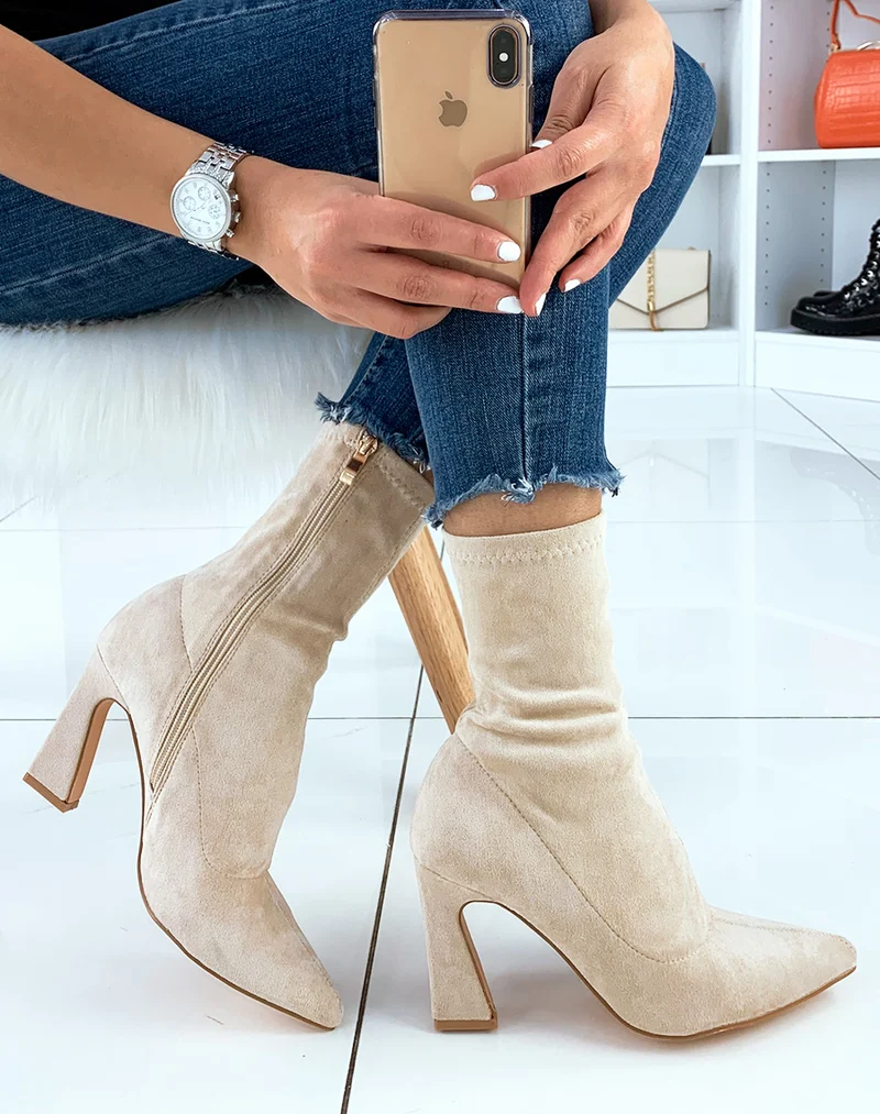 Bottines à talons en suédine beige à bout pointu