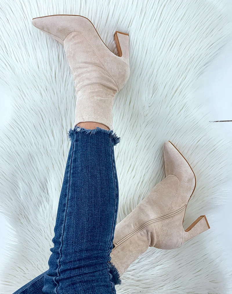 Bottines à talons en suédine beige à bout pointu