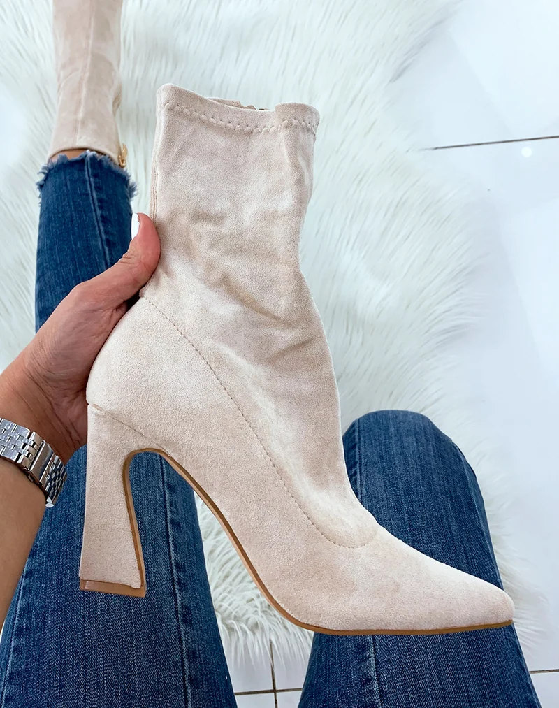 Bottines à talons en suédine beige à bout pointu
