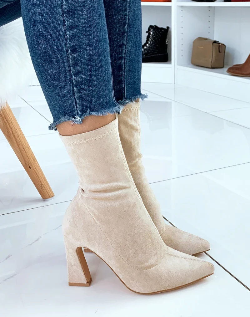 Bottines à talons en suédine beige à bout pointu