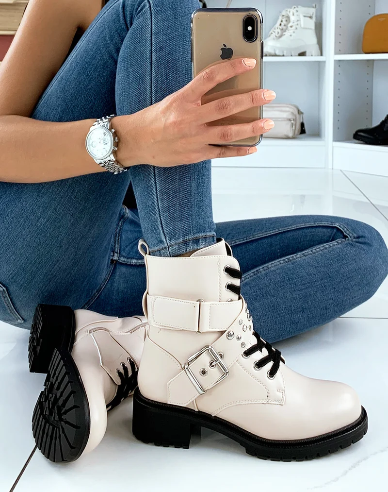 Bottines montantes beiges à lanières cloutées
